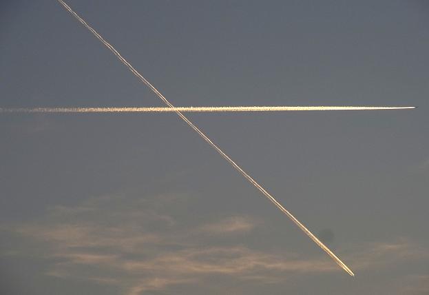 交差する飛行機雲.jpg